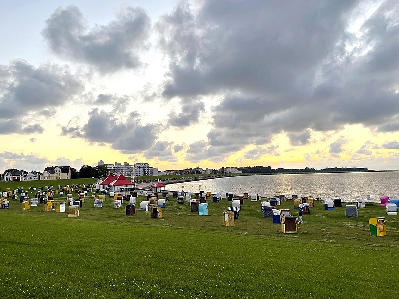 Grimmershörnbucht in Cuxhaven mit der Gastronomie und Strandkörben