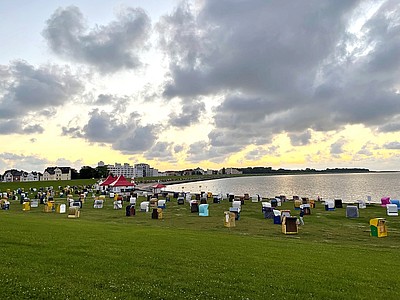 Grimmershörnbucht in Cuxhaven mit der Gastronomie und Strandkörben