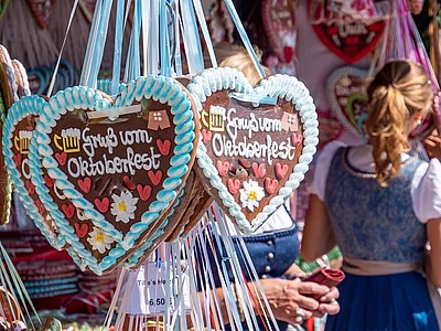 Lebkuchenherzen mit der Aufschrift Grüße vom Oktoberfest in München