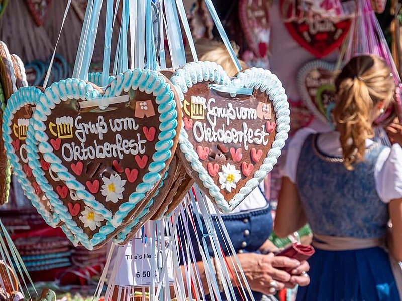 Lebkuchenherzen mit der Aufschrift Grüße vom Oktoberfest in München