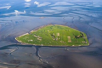 Vogelperspektive auf die Insel Neuwerk umgeben vom Wattenmeer