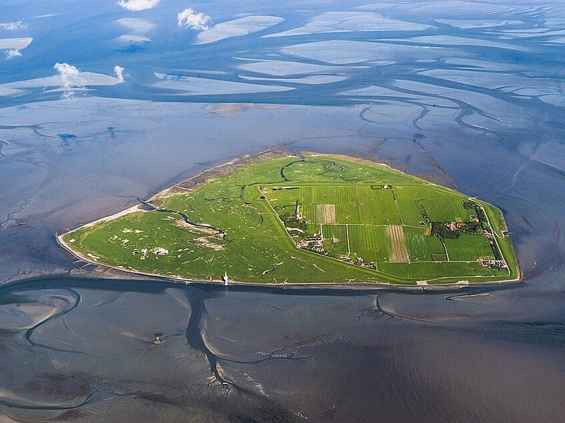 Vogelperspektive auf die Insel Neuwerk umgeben vom Wattenmeer