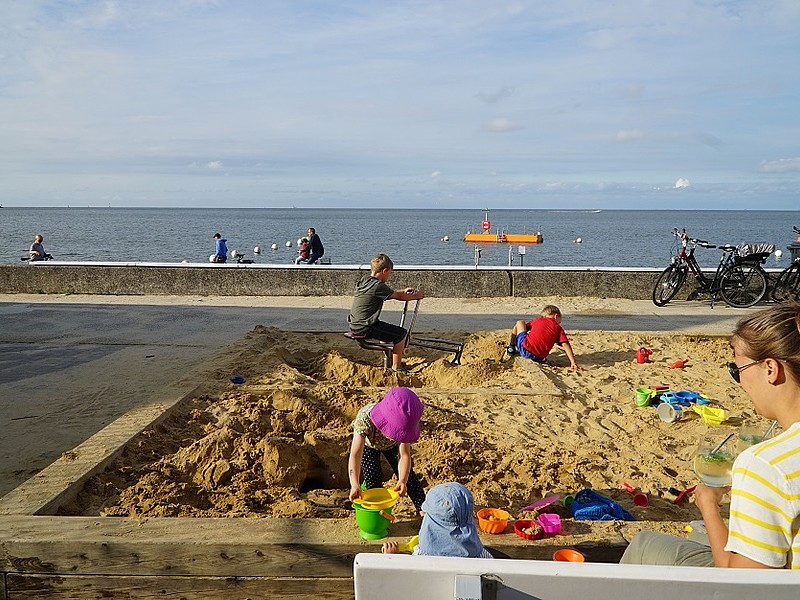 Spielplatz am Meer mit spielenden Kindern