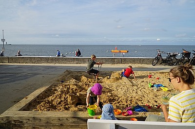 Spielplatz am Meer mit spielenden Kindern