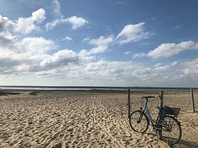 Fahrrad steht am Strand