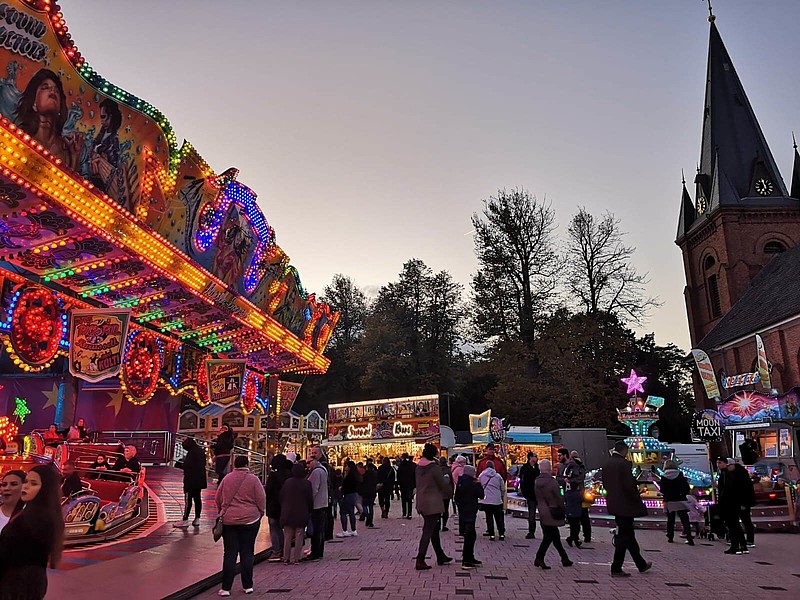 Blick auf einen Autoscooter in der Abenddämmerung