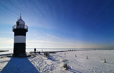 Der kleine Preuße bei Schnee und blauem Himmel in Wremen