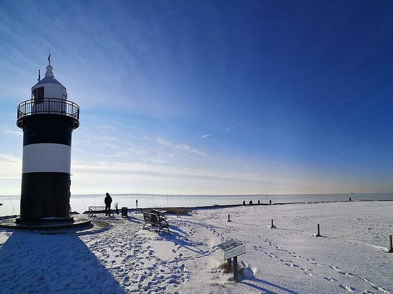 Der kleine Preuße bei Schnee und blauem Himmel in Wremen