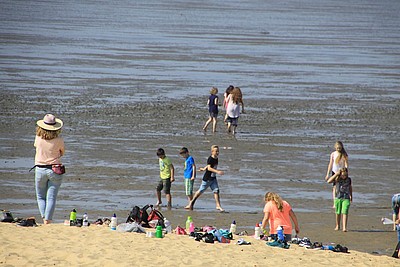 Kinder spielen am Strand und im Watt von Cuxhaven