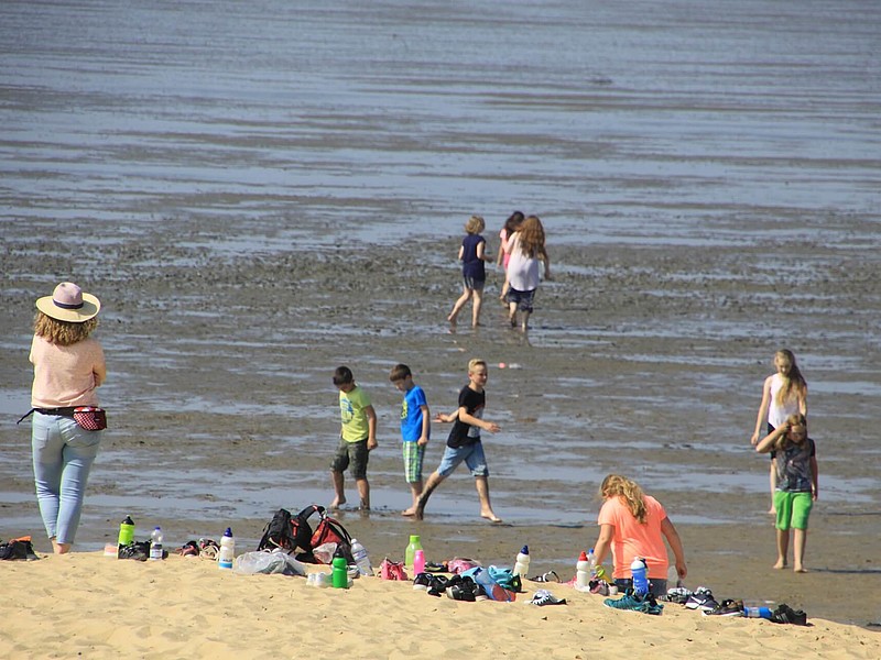 Kinder spielen am Strand und im Watt von Cuxhaven