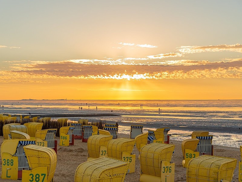 Sonnenuntergang und gelbe Strandkörbe