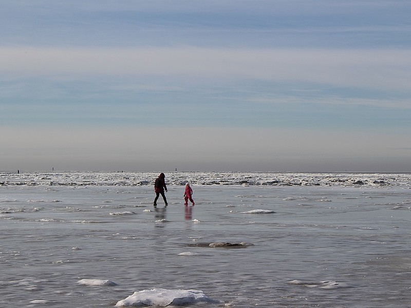 Zugefrorene Nordsee mit Personen auf dem Eis