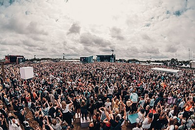 deichbrand festival menschenmasse vor einer Bühne bei einem Konzert