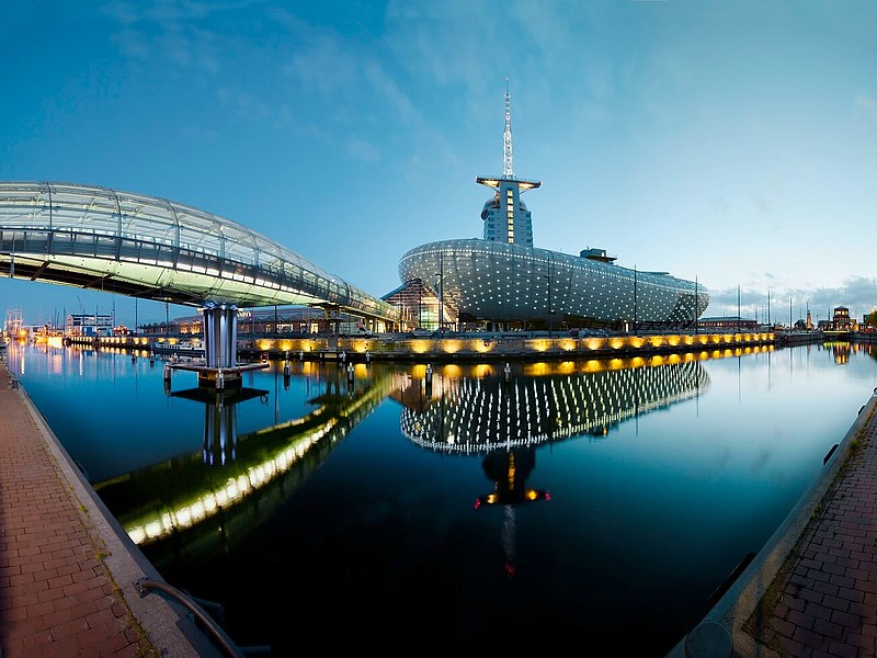 Das Klimahaus bei Nacht in Bremerhaven