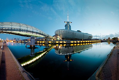 Das Klimahaus bei Nacht in Bremerhaven