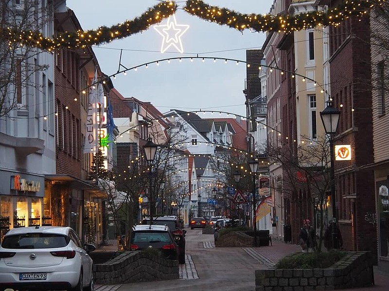 Weihnachtsbeleuchtung für den Weihnachtsmarkt in der Schillerstraße in Cuxhaven 2023