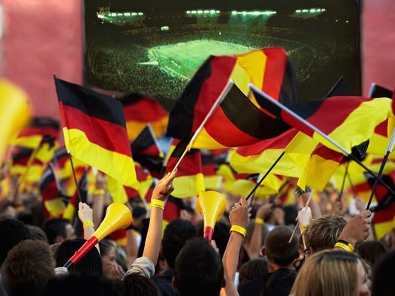 Menschen bei einem Public Viewing mit Deutschlandflaggen