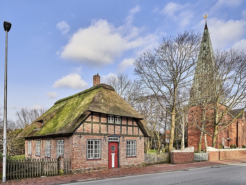 Alte Kantorschule und die Kirche daneben