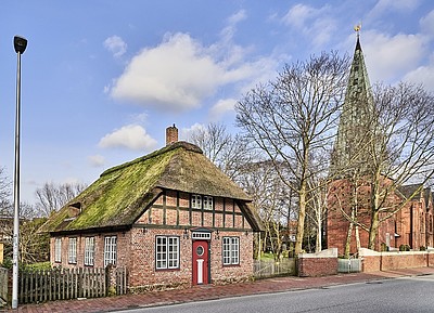 Alte Kantorschule und die Kirche daneben