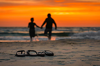 Ein Pärchen am Strand bei Sonnenuntergang