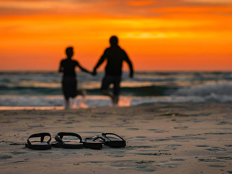 Ein Pärchen am Strand bei Sonnenuntergang