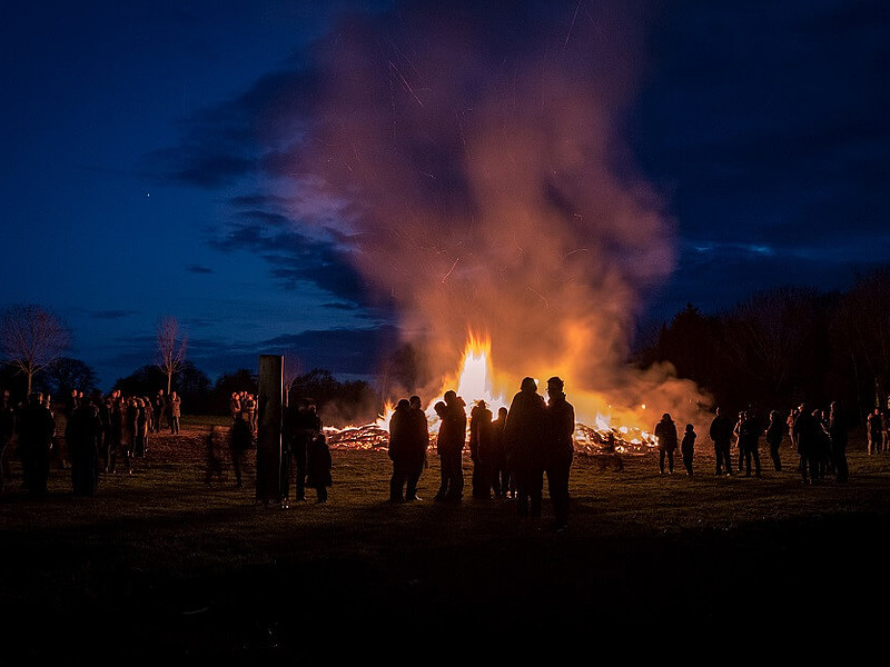 Brennendes Osterfeuer