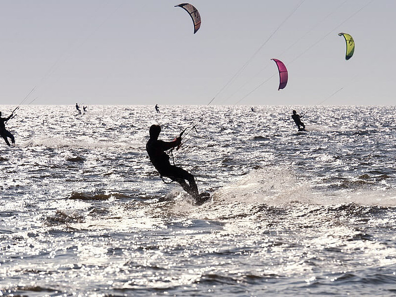 Wind- und Kitesurfer auf der Nordsee mit Wellengang