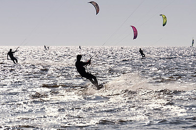 Wind- und Kitesurfer auf der Nordsee mit Wellengang