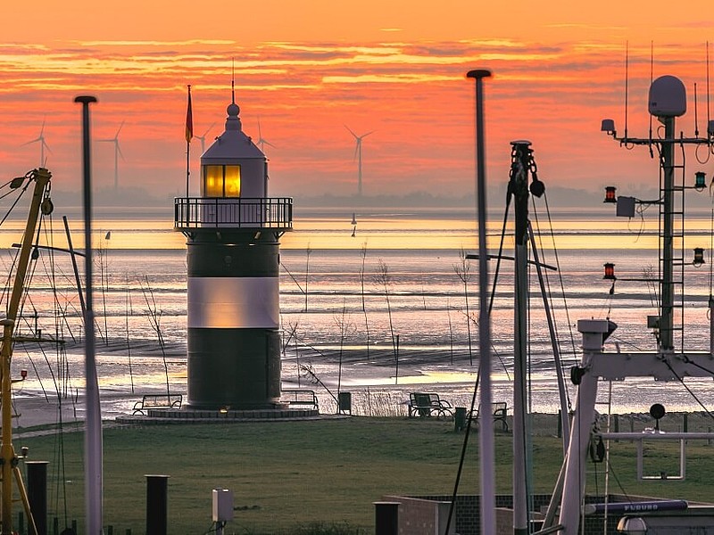 Leuchtturm in Wremen bei Sonnenuntergang