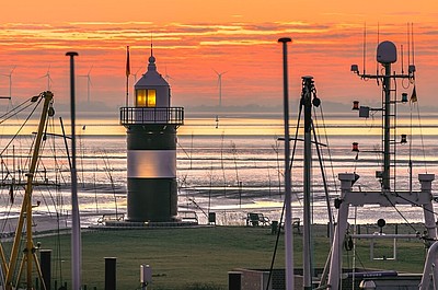 Leuchtturm in Wremen bei Sonnenuntergang