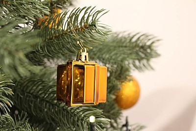 Weihnachtskugel in Form eines Geschenkes an einem Weihnachtsbaum