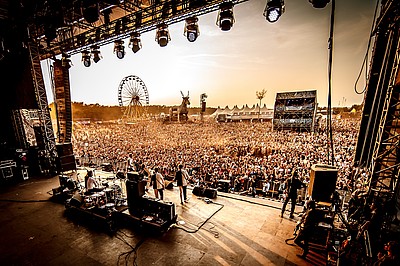 Sicht von einer Bühne beim Deichbrand Festival auf die Menschenmassen