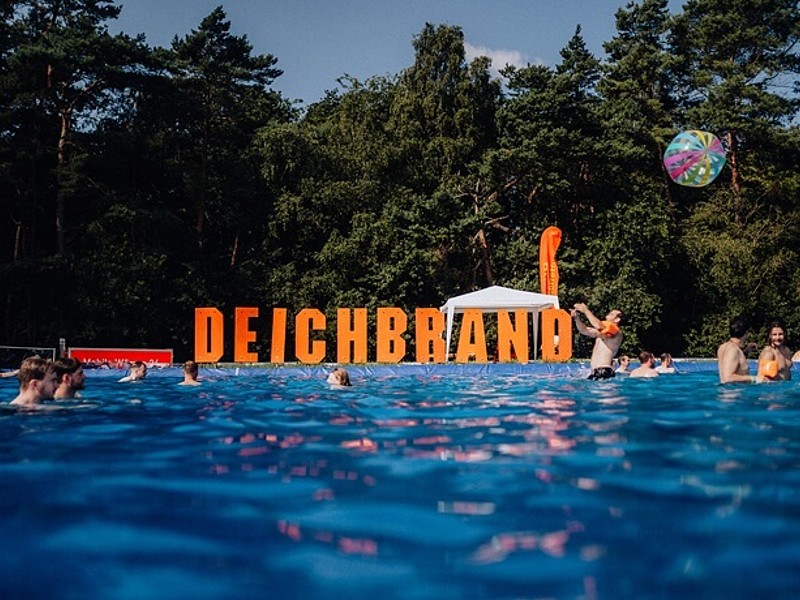 Pool mit dem Deichbrand Schriftzug auf dem Festival