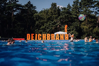 Pool mit dem Deichbrand Schriftzug auf dem Festival