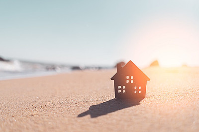 Deko Holzhaus steht im Sand am Strand