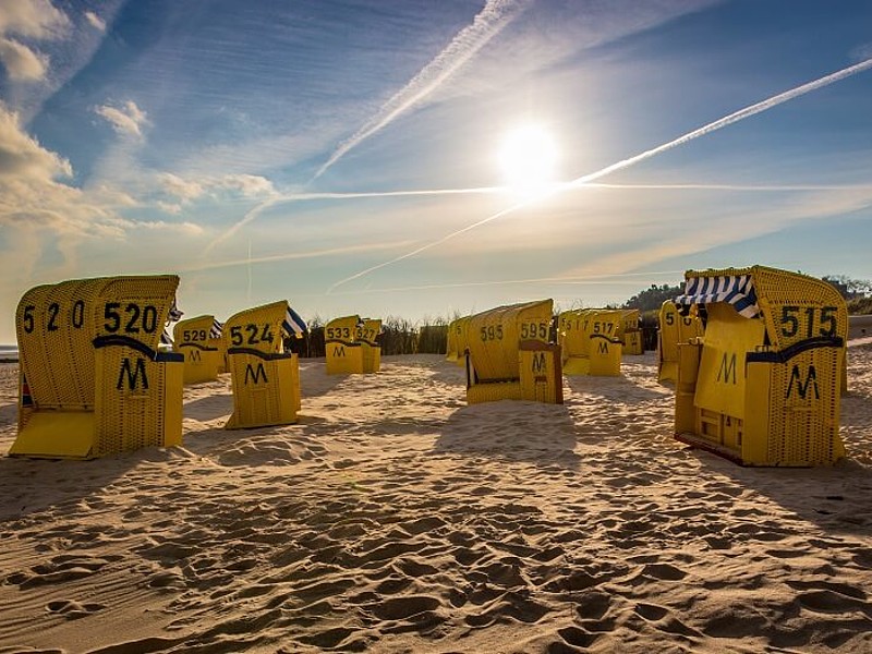 Gelbe Strandkörbe am Sandstrand von Cuxhaven Duhnen