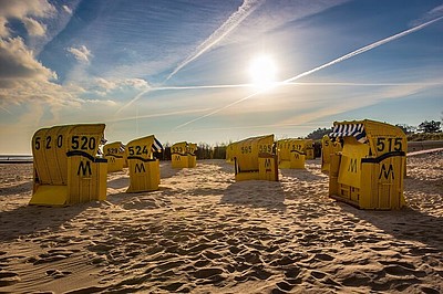 Gelbe Strandkörbe am Sandstrand von Cuxhaven Duhnen