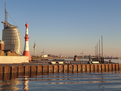 Blicka uf den Willy-Brandt-Platz und den Zoo an Meer in Bremerhaven bei Sonnenuntergang