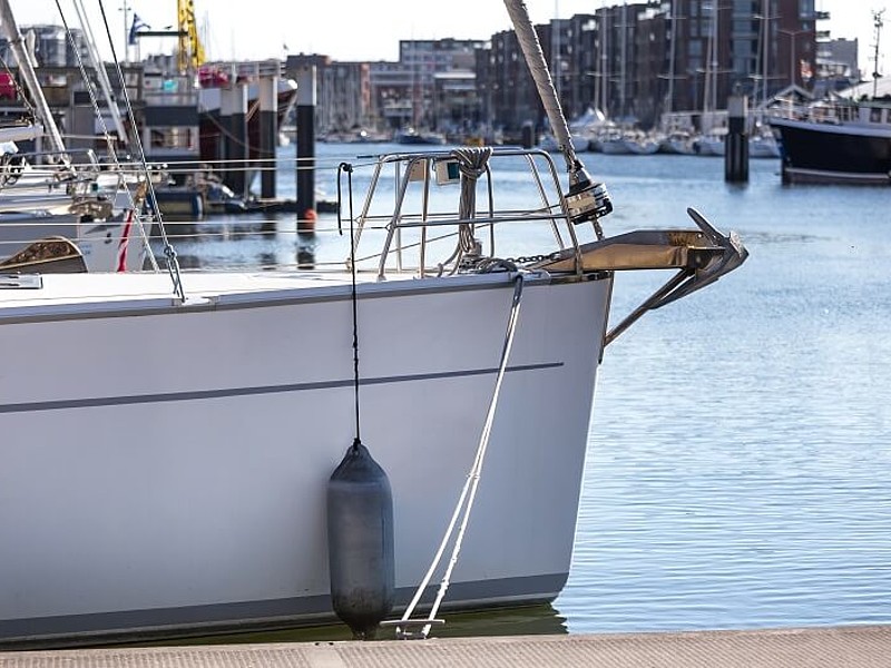 Bug eines Schiffes im Hafen an seiner Anlegestelle