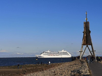 Kugelbake und ein weißes Schiff