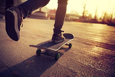 Person auf einem Skateboard in einem Skatepark 