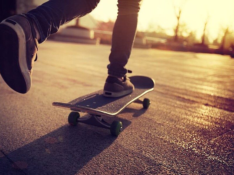 Person auf einem Skateboard in einem Skatepark 