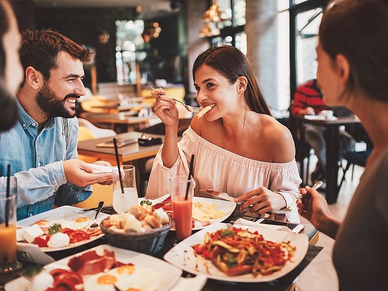 Menschen sitzen in einem Restaurant