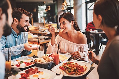 Menschen sitzen in einem Restaurant