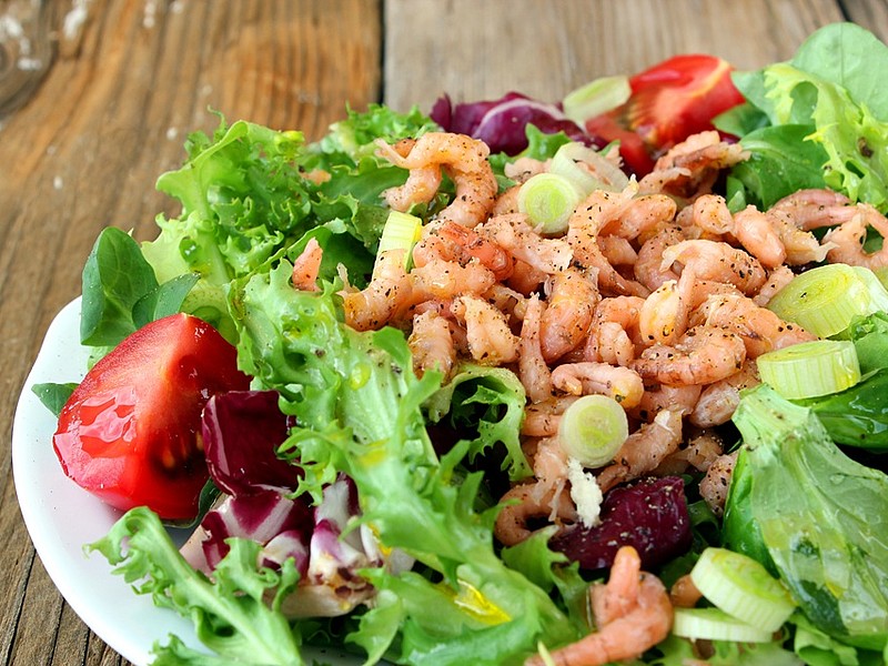 Das Bild zeigt einen bunten Salat mit Nordsee Krabben.