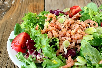 Das Bild zeigt einen bunten Salat mit Nordsee Krabben.