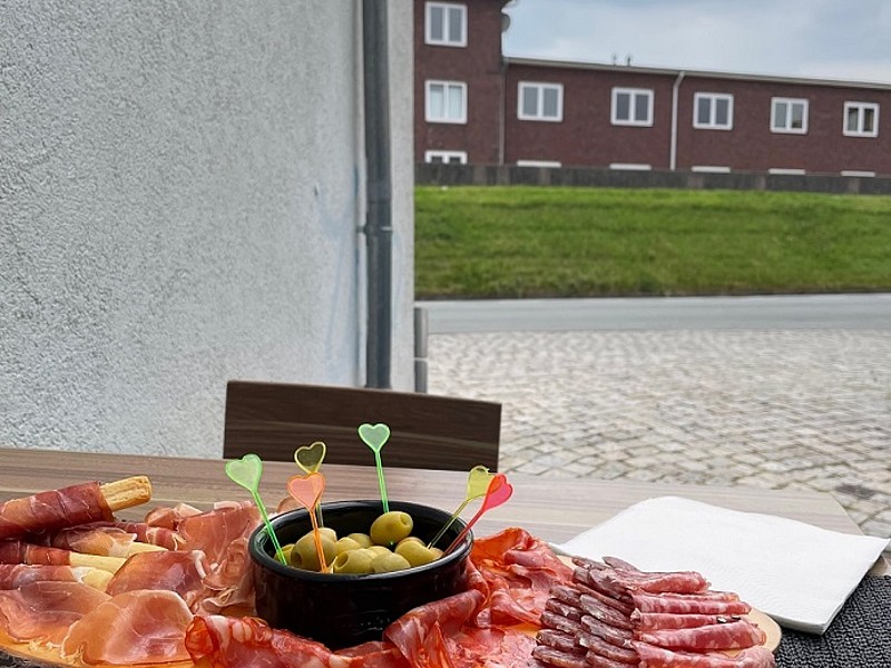 Platte mit Essen mit Ausblick auf einen Deich in Cuxhaven