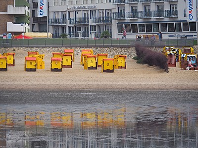 Strandkörbe am Strand von Cuxhaven Duhnen mit Blick auf das Wattenmeer