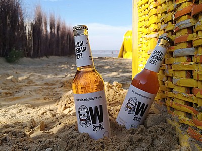 Heimatschorlen im Sand angelehnt an einem Strandkorb