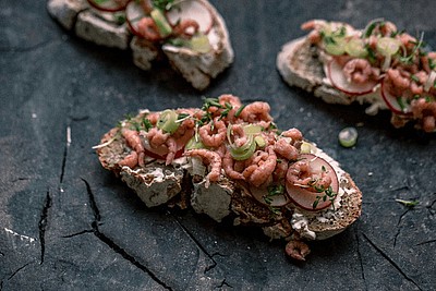 Brot mit Nordsee Krabben drauf